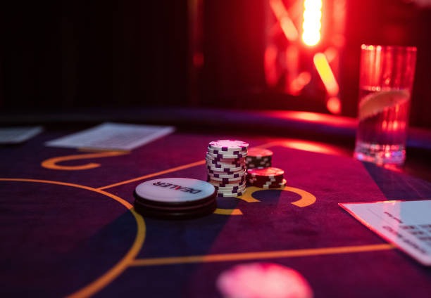 Live-dealer table limits and side-bet options